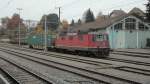 Container im Wagenladungs-Binnenverkehr: Die Re 4/4  11168 steht am 14.11.11 mit einem Container(-Tragwagen) in Payerne. 