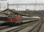 Re 4/4'' 11118 am 4.12.2011 in Brugg. Dieser Pendelzug ist nun Geschichte, denn mit dem neuen Fahrplan ging eine kleine ra zu Ende. Seit 1999 waren auf der Linie Wettingen - Aarau (-Olten) Pendelzge mit Re420 im Einsatz. Im aktuellen Fahrplan besorgen nun DPZ und NPZ diese Aufgabe.