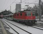 Re 4/4 II 11152 mit dem IR VAE 2413 in St. Gallen. Dieser Pendel ist einer von zwei Umlufen, welcher statt mit einer SOB Lok, mit einer SBB Lok bespannt ist, 01.02.2012.