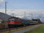 Re 4/4 II 11136 mit dem „RHEINTAL-EXPRESS“ RE 3811 von St. Gallen nach Chur wurde am 06.03.2012 zwischen Sevelen und Trbbach fotografiert.