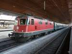 SBB - Re 4/4 11302 vor Ersatzzug nach Chur in HB Zrich am 25.05.2012