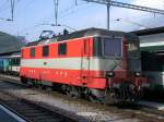 Re 4/4 II 11108 in den Farben des Swiss Express und bekannt als Crmeschnittenlok rangiert in Chur.