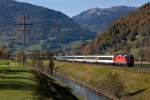 Zum Ostschweizer Herbstferienende waren die Zge des Rheintalexpress dieses Wochenende einmal mehr durch den einen oder andern Zusatzwagen verstrkt. So auch RE 3824 (Chur-St.Gallen), den ich mit der Re 4/4 11139 zwischen Sargans und Trbbach fotografieren konnte. 
Schon allzu bald wird dies nicht mehr so einfach mglich sein: EW I/II vertragen sich relativ schlecht mit den Stadler Dostos... 
20.Oktober 2012