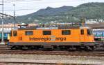 Die SBB 11320 Re4/4(2) im Interregio Cargo Orange, bei der Schnellen vorbeifahrt in Richtung Bhf Olten am 30.