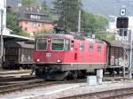 Re 4/4 II 11273 verlsst mit einem Gterzug den Rangierbahnhof Chur. (27.09.2006)
