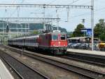 SBB - Re 4/4 11136 vor Schnellzug bei der einfahrt im Bahnhof Liestal am 18.08.2013