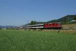 Re 4/4 II 11197 nhert sich am 17.07.2013 mit dem IR 1773 Sissach.