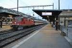 Der letzte BoBo Pendel am Jurasdfuss: Re 4/4 II 11301 mit 6 EWI KlB Wagen als IR 1610 in Neuchatel. Der Zug wird in Krze nach Lausanne fahren, 20.11.2013.