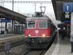 SBB - Re 4/4 11212 mit IR bei der einfahrt im Bahnhof Brugg am 24.10.2013