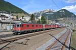 Gleich 5 Loks waren an diesem Güterzug: Re 6/6 11672, Re 4/4 II 11331+11349+11348 und die ausgeschaltete Re 420 344-4 in Airolo, 11.04.2014.