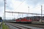 Nachdem diese beiden Loks kurz zuvor aus dem Tessin in Zrich angekommen sind, bringen sie nun den EC 6 von Zrich nach Basel. An der Spitze ist die Re 4/4 II 11121, dahinter die 11199, Schlieren, 19.04.2014.