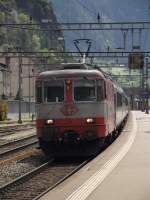 Einfahrt des IR 2272 mit Re 4/4 II 11109  Swiss-Express  bespannt in den Bahnhof Erstfeld am 24.04.2014.