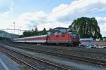 Re 4/4 II 11138 mit Extrazug Richtung Buchs bei Durchfahrt in Horgen, 01.06.2014.