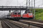 Re 4/4 II 11154 und die DB Lok 185 109-6 durchfahren den Bahnhof Muttenz. Die Aufnahme stammt vom 30.05.2014.