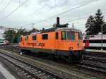 Re 4/4 II 11320 abgestellt in Langenthal. Diese Lok ist die einzige Re 4/4 von Cargo welche keine der drei SBB Standardfarben trägt, 04.06.2014.