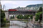 Viadukt der Wipkingerlinie über die Limmat mit Dammsteg und Letten Flussbad im Vodergrund.