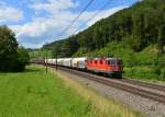 Re 4/4 11306 mit einem Güterzug am 15.06.2014 bei Tecknau.