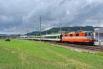 Die Re 4/4 II 11108 zog heute den Ersatz IR 1827. Der Pendel bestand aus einem um einen A verlngerten S-Bahn Basel Einschaltpendel. Sissach, 30.06.2014.