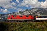 Re 4/4 11130 rauscht mit einem Ic von Chur nach Zürich HB bei Mühlehorn am Walensee vorbei.Bild vom 2.10.2014