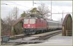 Re 4/4 II 11204  mit IR Basel SBB - Chur fhrt wegen versptetem Rheintal Express ausnahmsweise auf Gleis 4 in Landquart ein. (23.01.2007)