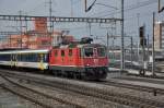 Re 4/4 II 11204 durchfährt den Bahnhof Muttenz.