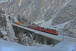 Re 4/4 11352 und Re 4/4 II 11351,hinter den Loks der Wagen SBB CFF 98 26 104-4 Xas fahren mit einem gemischten Güterzug über die mittlere Meienreussbrücke.Bild vom 3.22014 