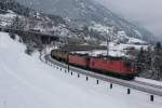 Re 4/4 II 11257 und Re 4/4 III 11370 befinden sich am 07.02.2015 auf der untersten Ebene bei Wassen.