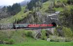 Ein mit Stahlrollen (Coils) beladener Güterzug wird von einer Dreifachtraktion Re 4/4 II über die untere Wattinger-Brücke den Gotthard hinauf befördert. Aufgenommen bei Wassen am 28.04.2015