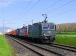 SBB - Re 4/4 11330 mit Re 6/6  11678 mit Güterzug unterwegs bei Bettenhausen am 19.04.2015