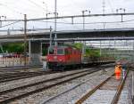SBB - Re 4/4 11267 mit Güterzug bei der durchfahrt im Bahnhof Effretikon am 05.05.2015