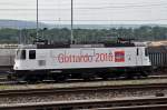 Re 420 268-5 mit der Gottardo 2016 Werbung durchfährt den Güterbahnhof Muttenz.