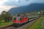 Von Basel kommend ist Re 4/4 II 11164 mit dem IR 2313 bei Silenen auf der Fahrt nach Locarno (29.09.2015).