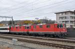 Zwei Re 4/4 II 11146 und 11193 durchfahren den Bahnhof Sissach.