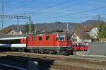 Re 4/4 II 11154 durchfährt den Bahnhof in Sissach.