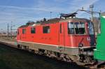 Re 4/4 II 11237 wird beim Güterbahnhof Muttenz aufgerüstet. Die Aufnahme stammt vom 07.12.2015.