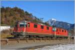 Re 4/4 II 11168 und Re 4/4 III 430 359-0 sind auf dem Dreischienengleis bei Domat/Ems unterwegs zur Ems Chemie. Im Hintergrund der 2266m hohe Montalin oberhalb von Chur. (26.01.2016)