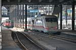 Wärend 401 590-5 am 25.10.2014 als ICE ___ (Interlaken Ost - Berlin Gesundbrunnen) in den Bahnhof von Basel SBB fährt, steht ein Bahnsteig links neben dran die ex.