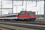 Re 4/4 II 11115 durchfährt den Bahnhof Muttenz. Die Aufnahme stammt vom 08.04.2016.
