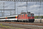 Re 4/4 II 11158 durchfährt den Bahnhof Muttenz. Die Aufnahme stammt vom 16.04.2016.