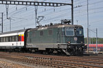 Re 4/4 II 11161 durchfährt den Bahnhof Muttenz. Die Aufnahme stammt vom 21.04.2016.