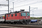 Re 4/4 II 11244 durchfährt den Bahnhof Muttenz. Die Aufnahme stammt vom 17.04.2016.