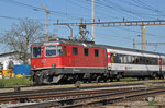 Re 4/4 II 11128 durchfährt den Bahnhof Pratteln. Die Aufnahme stammt vom 06.05.2016.