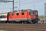 Re 4/4 II 11150 durchfährt den Bahnhof Muttenz. Die Aufnahme stammt vom 21.04.2016