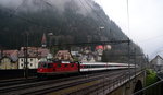 Im Dauerregen zieht Re 4/4 II 11172 ihren IR 2425 Zürich HB - Locarno in den Bahnhof Göschenen herein.