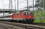 Re 4/4 II 11129 durchfährt den Bahnhof Muttenz. Die Aufnahme stammt vom 30.05.2016.