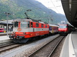 SBB - Re 4/4 11109 mit Ersatzzug und 460 071-4 mit IC im Bahnhof Chur am 15.05.2016
