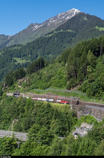 Re 4/4 II als Schiebelok an einem SBB-Cargo-Güterzug am 10. Juni 2016 bei Intschi. 
