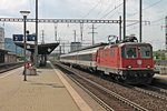 Mit einem InterRegio fuhr am 14.05.2015 die Re 4/4 II 11200 durch den Bahnhof von Pratteln gen Frick.