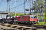 Re 4/4 II 11308 durchfährt den Bahnhof Muttenz.