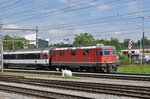 Re 4/4 II 11138 durchfährt den Bahnhof Pratteln. Die Aufnahme stammt vom 20.06.2016.